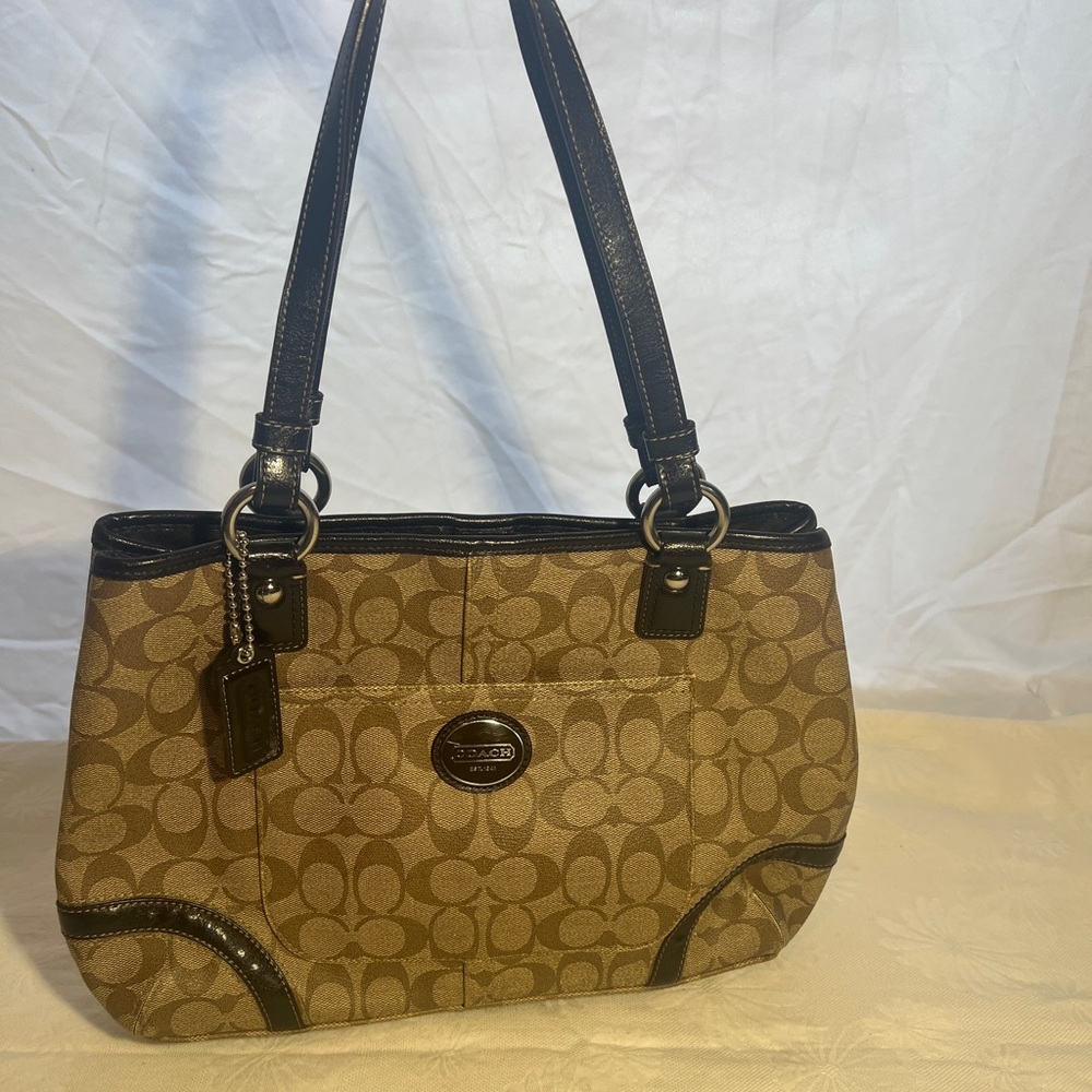 Coach leather shoulder bag. EUC.